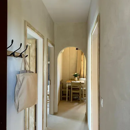 Newly Refurbished Garden Village Διαμέρισμα